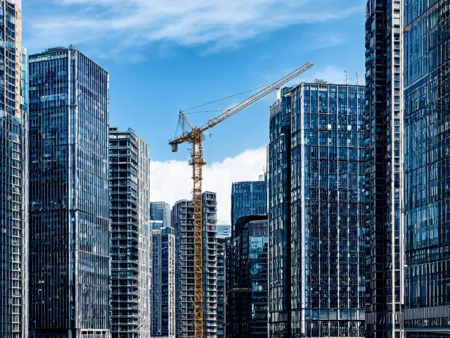 Urban luffing jib crane between towers
