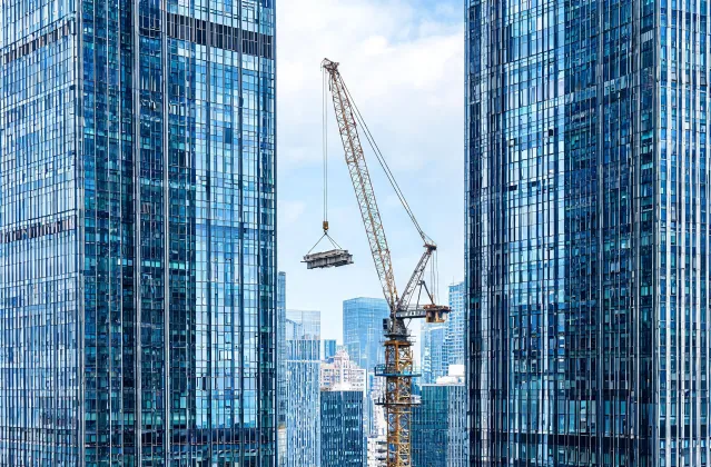 Luffing jib crane in tight urban canyon